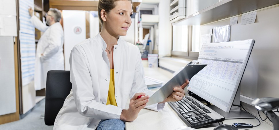 Frau im Backoffice der Apotheke