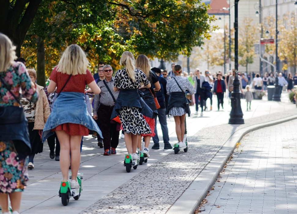 E-Scooterahrer auf Bürgersteig mit Fußgängern