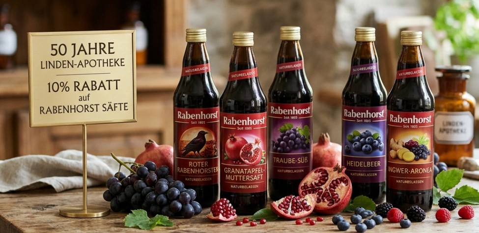 Saftflaschen auf einem Holztisch mit einem 10 % Rabatt-Schild