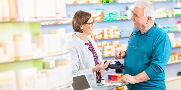 Beratung eines Kunden in der Apotheke