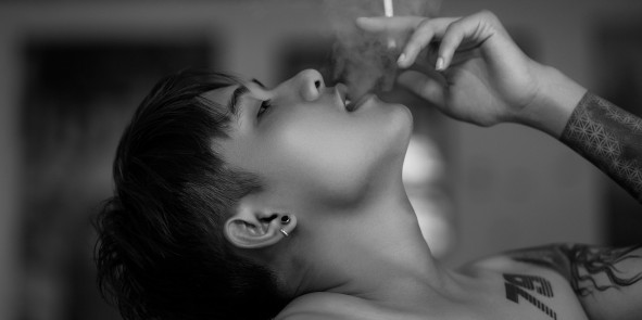 Junger Mann der raucht