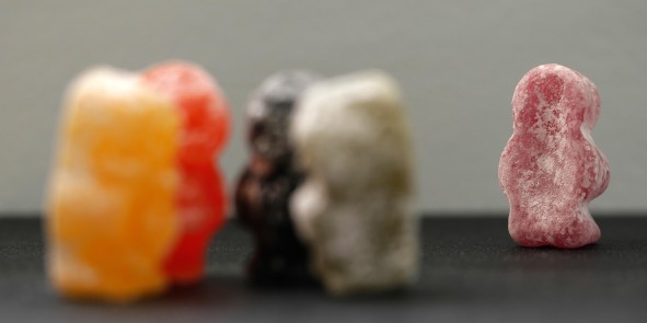 Eine kleine Gruppe von Gummmibärchen