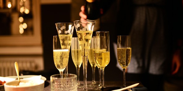 Tisch mit Sekt-Gläsern 