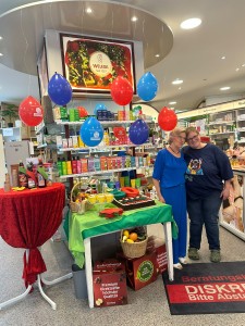 Apothekerin Frau Lehman und Mutter am geschmückten Jubiläumsbereich