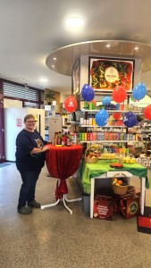 Apothekerin Frau Lehmann am geschmückten Jubiläumsbereich in der Linden-Apotheke