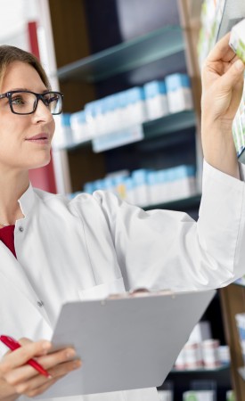 Pharmazeutisch-Kaufmännische Angestellte kontrolliert die Artikel im Freiwahlbereich