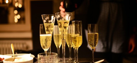 Tisch mit Sekt-Gläsern 